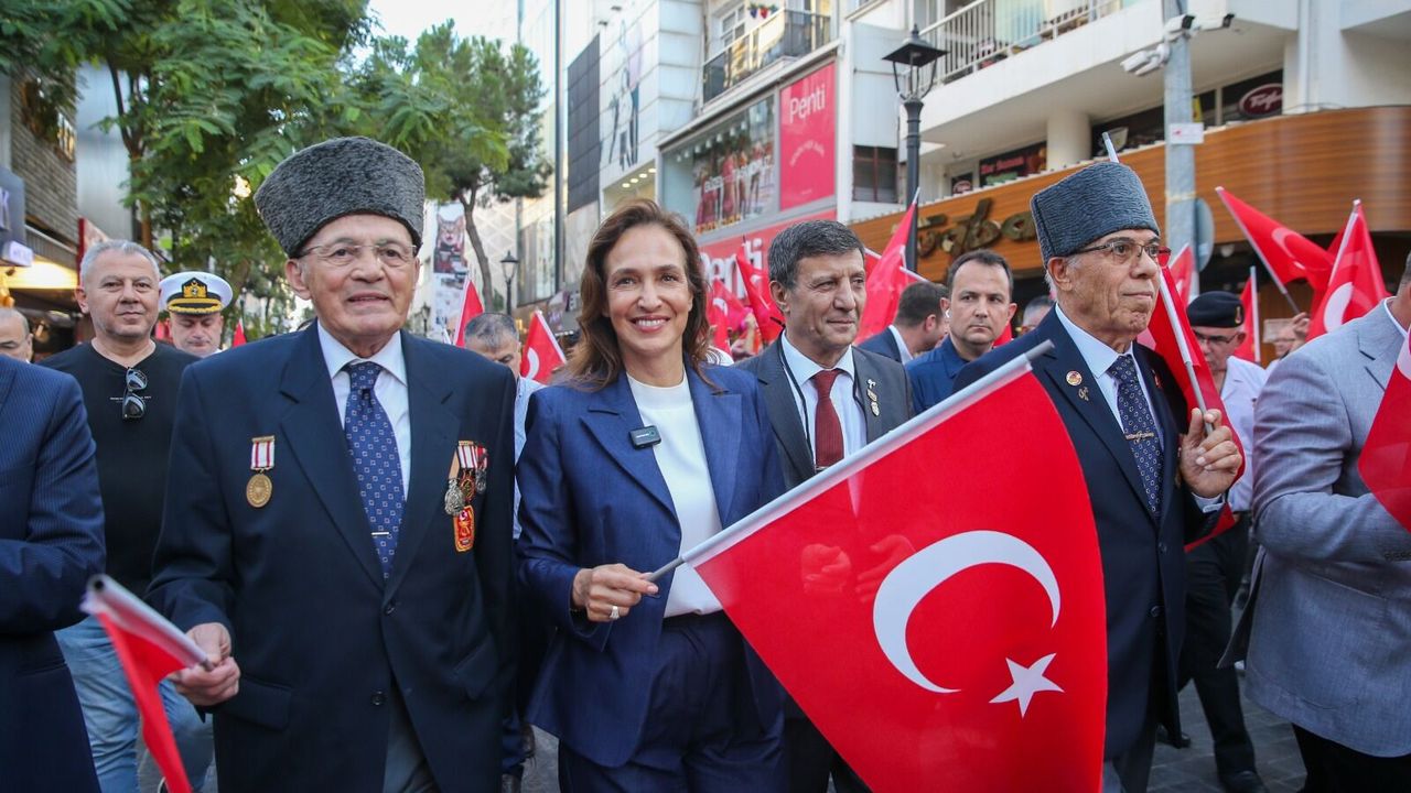 Karşıyaka’da gazilere saygı yürüyüşü