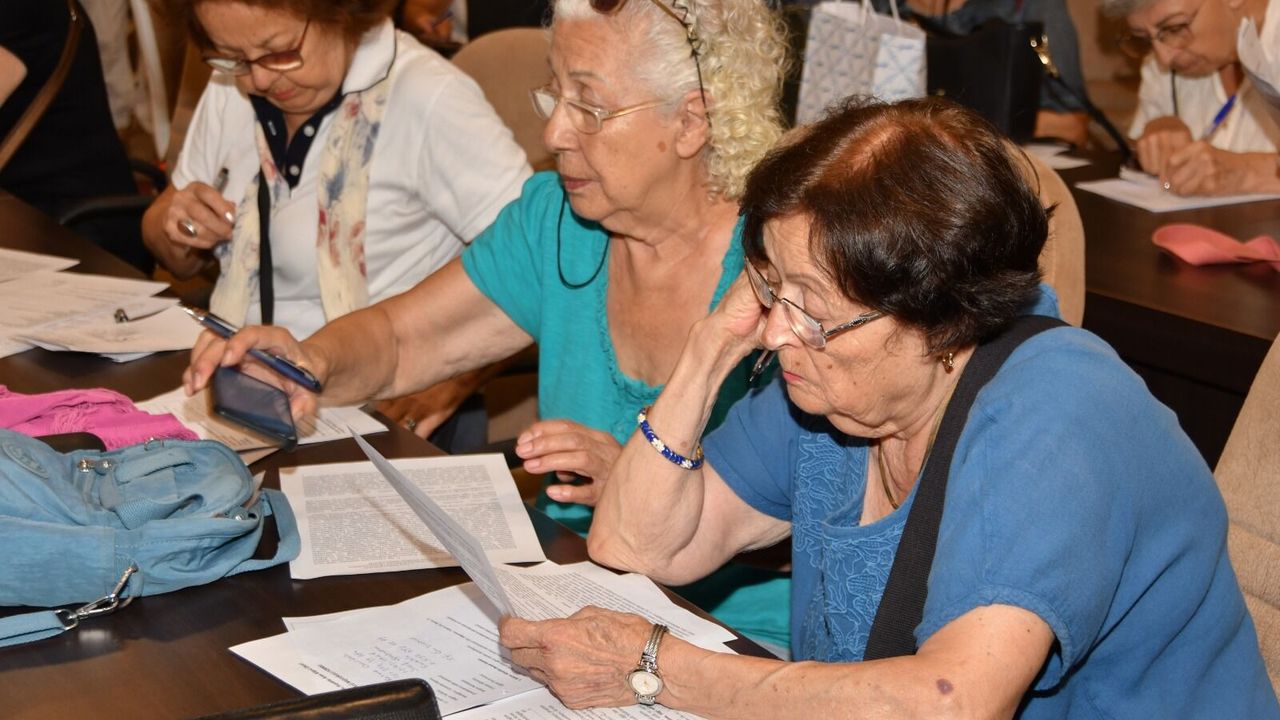 Narlıdere 3. Yaş Üniversitesi'nde Dersler Başlıyor